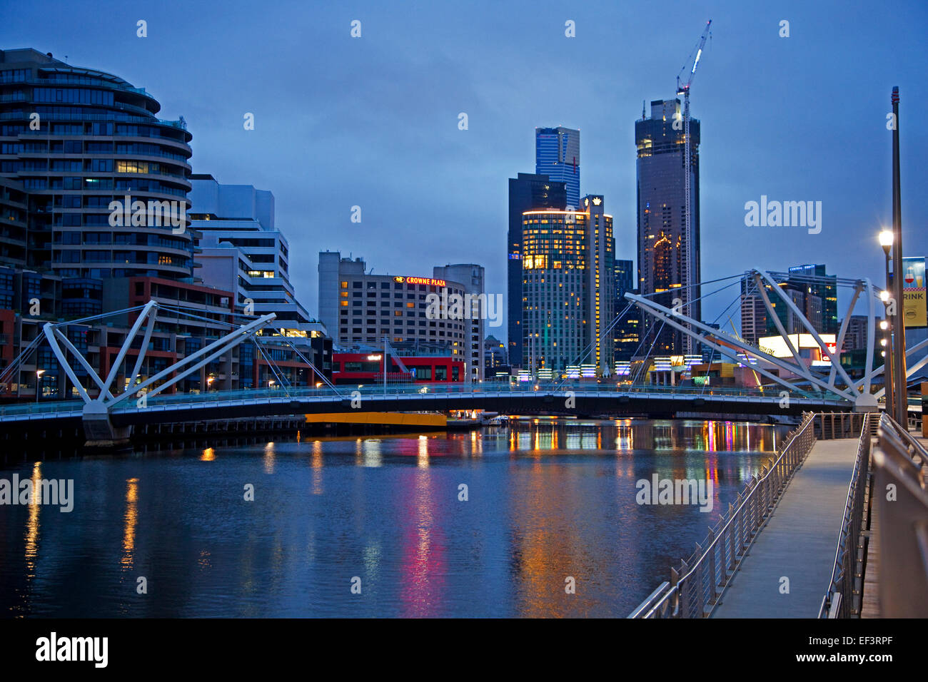 Ponte sul Fiume Yarra e sullo skyline con grattacieli di Melbourne la centro città al tramonto, Victoria, Australia Foto Stock