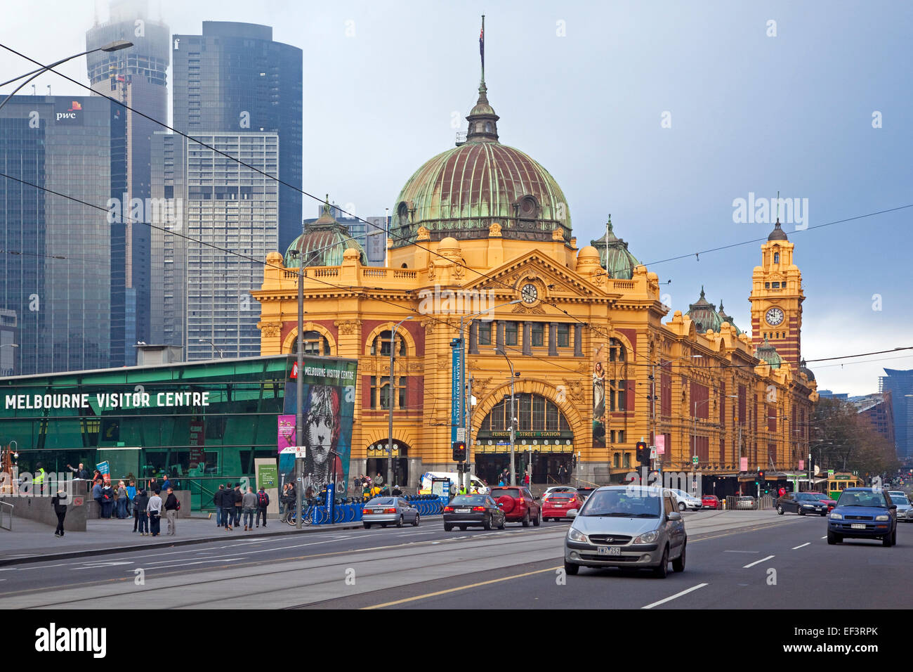 Melbourne Visitor Center e la Flinders Street stazione ferroviaria, Victoria, Australia Foto Stock