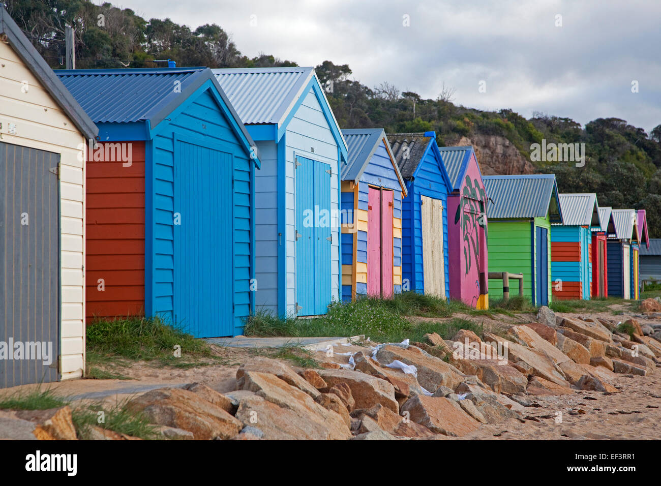 Colorate cabine da spiaggia lungo il Port Phillip Bay sulla Penisola di Mornington a sud di Melbourne, Victoria, Australia Foto Stock