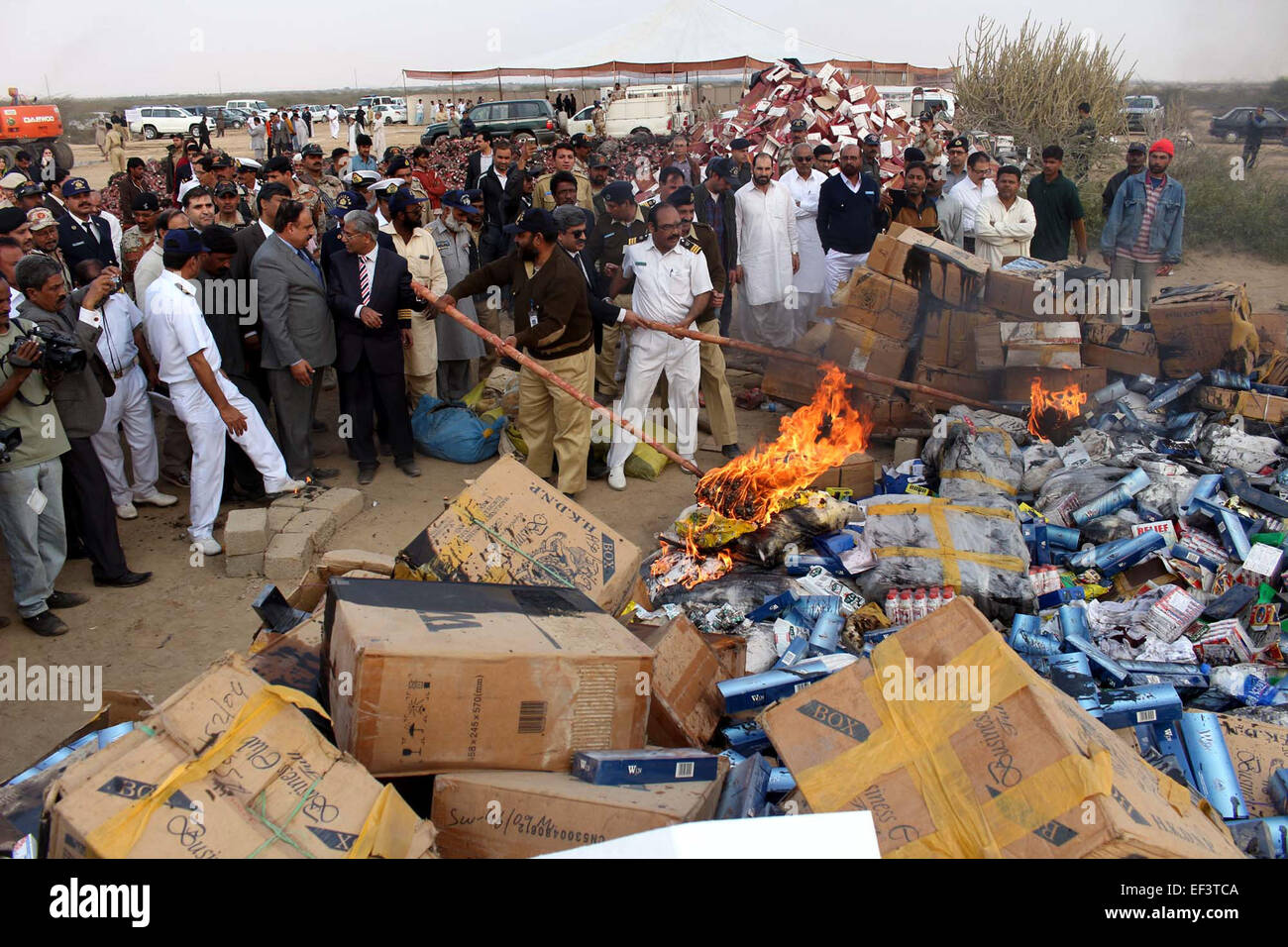 Karachi. 26 gen, 2015. Il pakistan i funzionari doganali luce droga sequestrata e liquore sul fuoco durante una cerimonia doganale internazionale giorno nel sud del Pakistan città portuale di Karachi il 7 gennaio 26, 2015. © Masroor/Xinhua/Alamy Live News Foto Stock