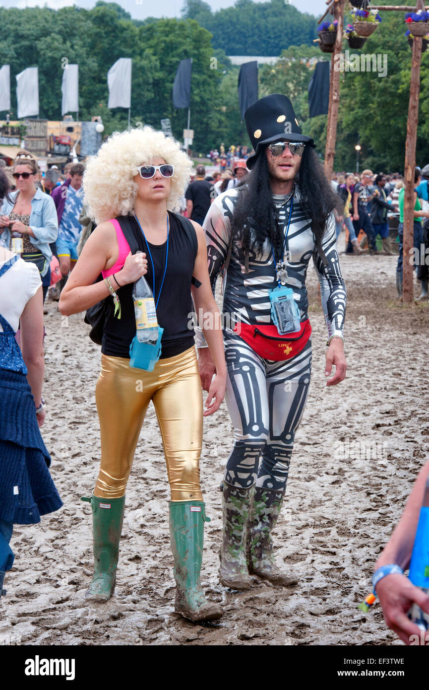 Heavy Metal tifosi brave il fango prima metallica headline a Glastonbury 2014 (28 giugno 2014). Foto Stock