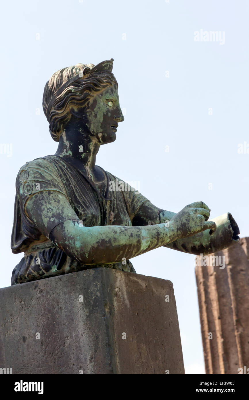 Statua di Diana - dea romana di caccia, la luna e parto - nel Tempio di Apollo a Pompei Foto Stock