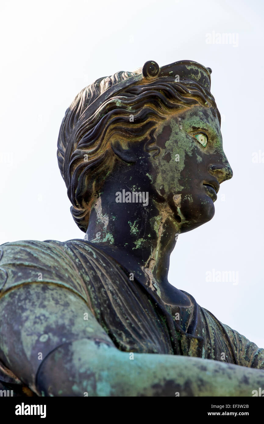 Statua di bronzo di Diana - dea romana di caccia, la luna e parto - nel Tempio di Apollo a Pompei Foto Stock