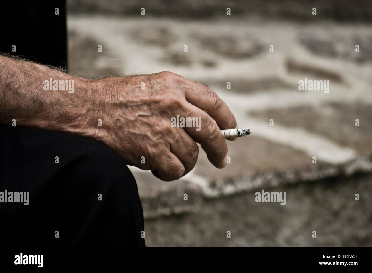 Vecchio fumatore Foto Stock