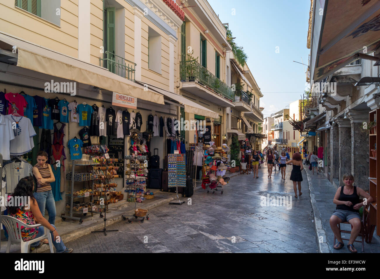 Adrianou street. Una zona pedonale di via dello shopping nella centrale area turistica di Atene, Grecia Foto Stock