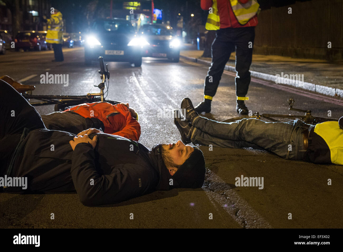 Londra, Regno Unito. Il 26 gennaio, 2015. I ciclisti si trovano nella strada sul posto dove fisioterapista Stephanie Turner era stato colpito da un camion e uccisa sulla giunzione con Amhurst Park e Seven Sisters Road mentre il ciclismo su Martedì, 20 gennaio. I manifestanti dal ciclista campagna gruppo 'Stop l' uccisione ha organizzato una veglia e 'die-in" dei ciclisti giacente a terra accanto alla loro bici per simboleggiare decessi causati da incidenti stradali. Credito: Patricia Phillips/Alamy Live News Foto Stock