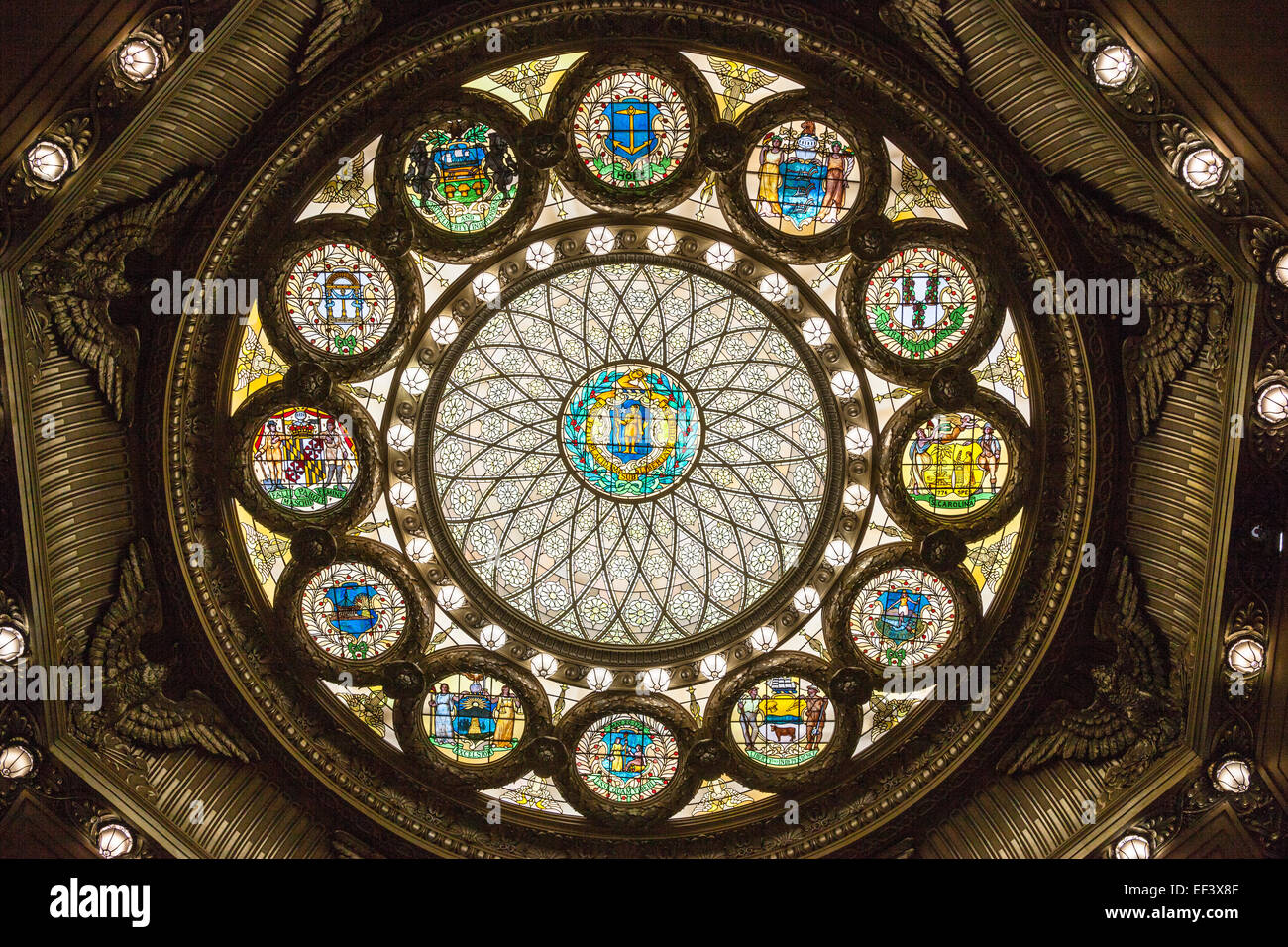 Il vetro macchiato lucernario raffiguranti le guarnizioni originali di 13 colonie, Sala delle Bandiere, Massachusetts State House, Boston, Stati Uniti d'America Foto Stock