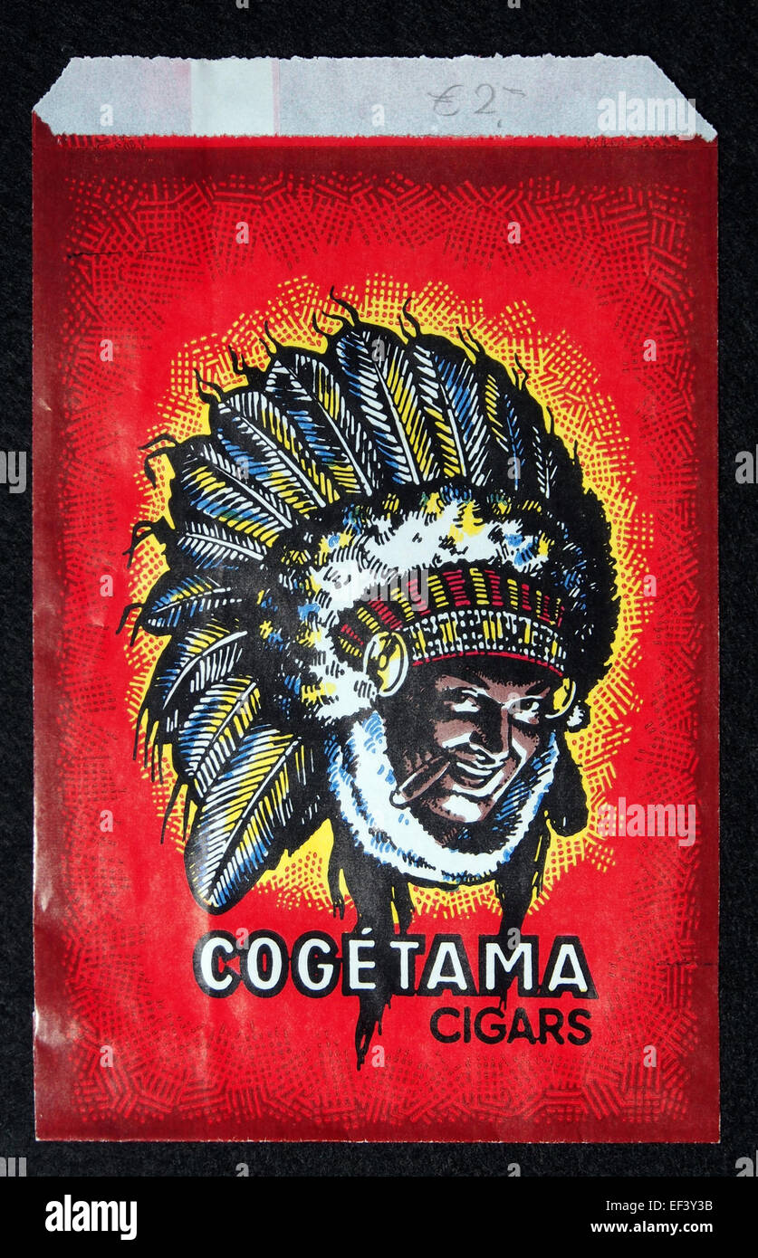 La foto mostra un sacchetto di tabacco contenente sigari Tama, una popolare marca di sigari spesso usati per fumare e per il tempo libero. Foto Stock