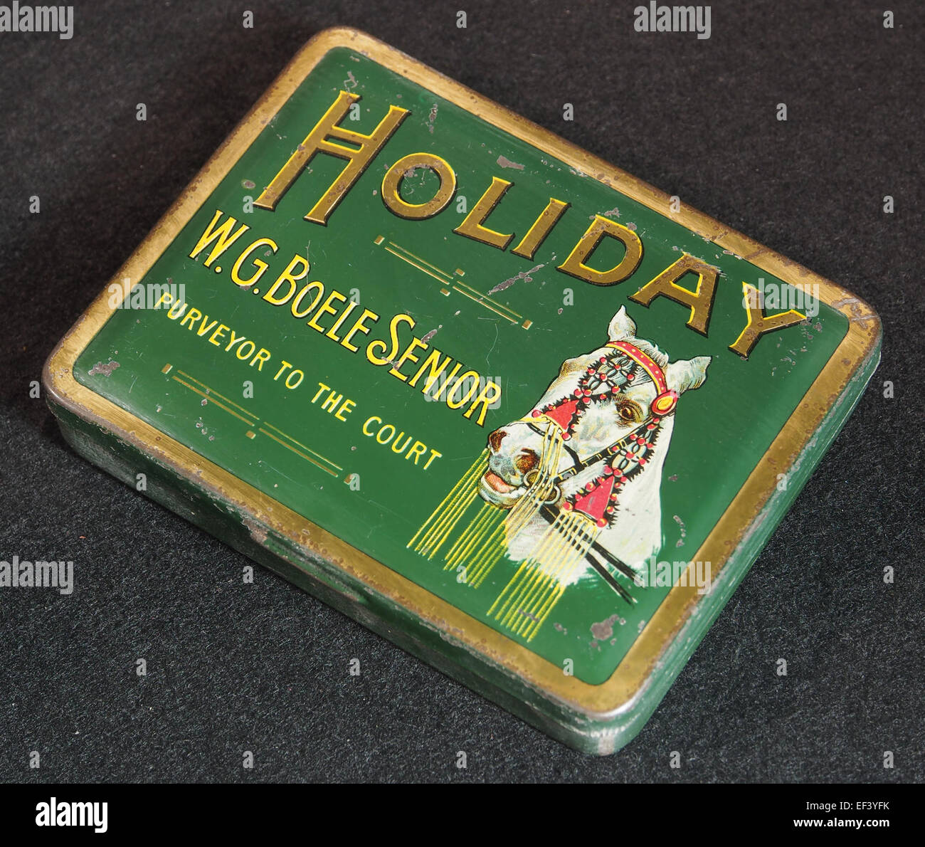 La latta per sigari Holiday WG Boele Senior è un pezzo vintage di un rinomato marchio olandese, caratterizzato da un design dettagliato tipicamente associato alla confezione di sigari premium dell'epoca. Foto Stock