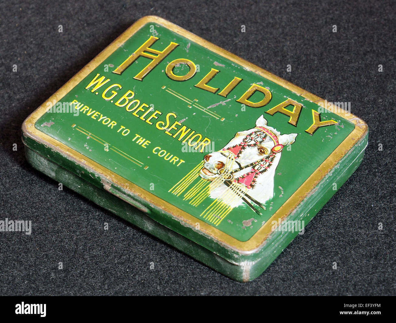 Una scatola per sigari vintage Holiday WG Boele Senior, raffigurata dal terzo angolo, che mostra la confezione e il design del marchio, parte della collezione di cigar memorabilia. Foto Stock