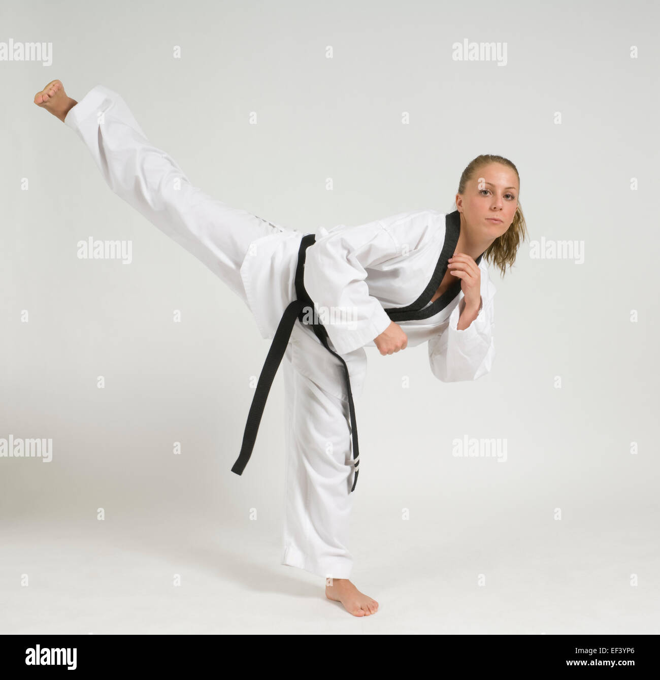 Donna che indossa il karate uniforme Foto Stock