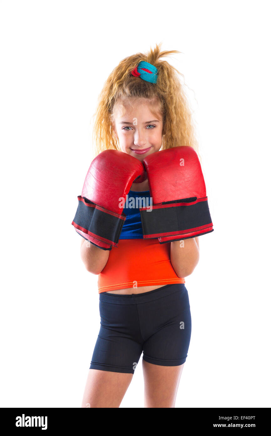 Boxer kid ragazza bionda divertente con i guantoni su sfondo bianco Foto Stock