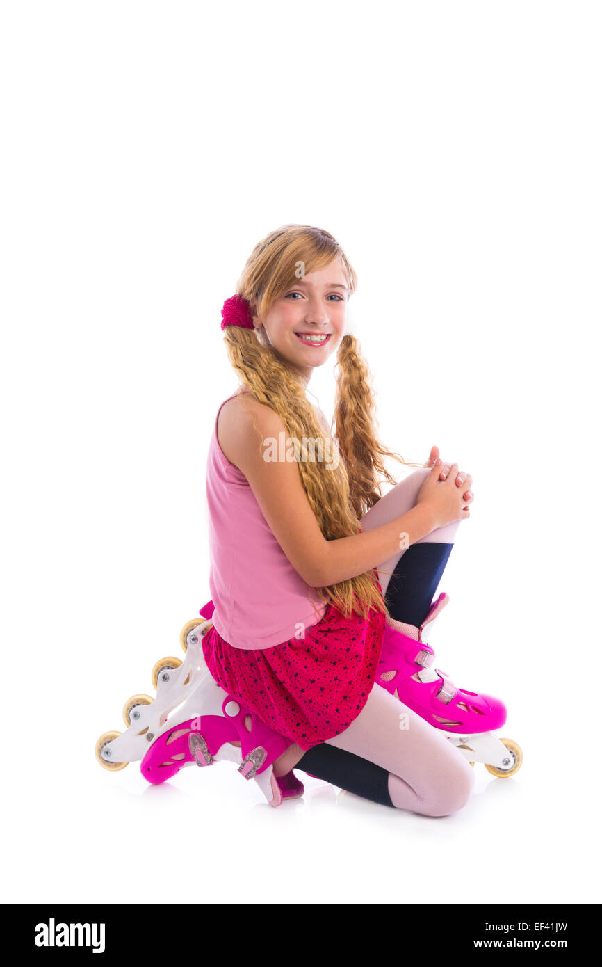 Blonde pigtail roller skate girl sulle sue ginocchia felice su sfondo bianco Foto Stock
