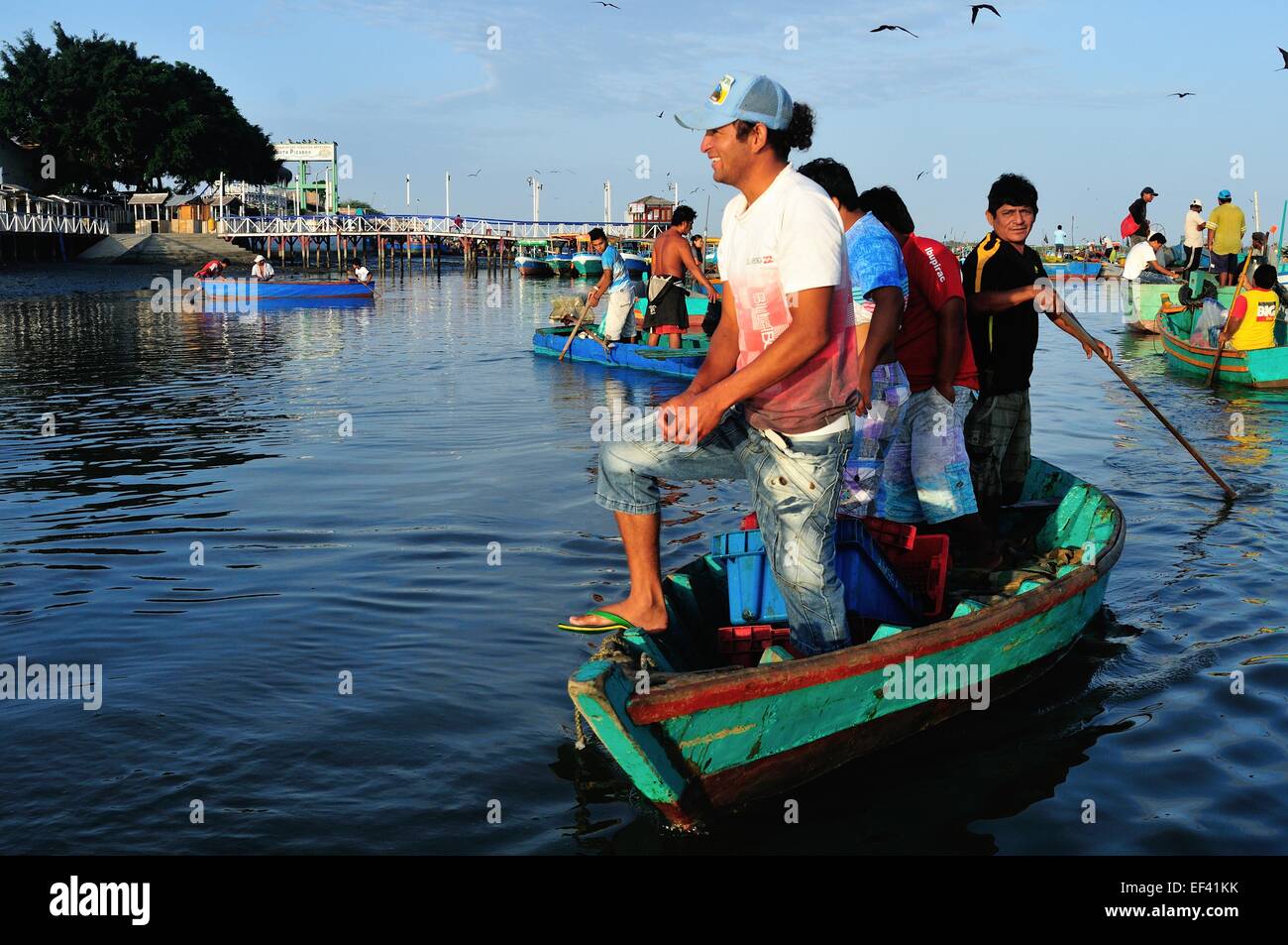 I pescatori - Porto di Puerto Pizarro. Dipartimento di Tumbes .PERÙ Foto Stock