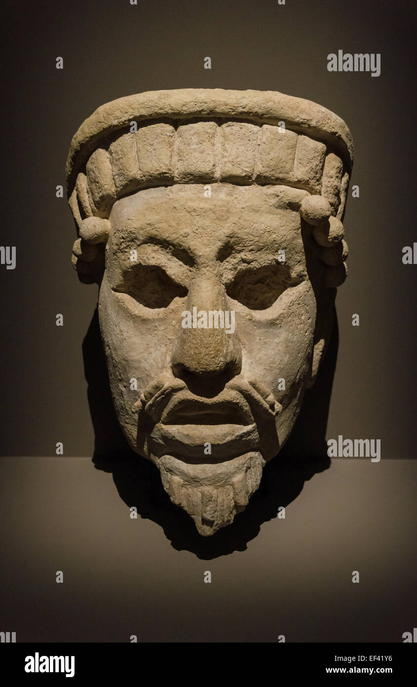 Questo ritratto in stucco Maya, risalente al periodo classico (600-900 d.C.), proviene dalla regione Chontal di Comalcalco, Tabasco, Messico. Il pezzo riflette l'intricata arte e il significato culturale della civiltà Maya durante quest'epoca. Foto Stock