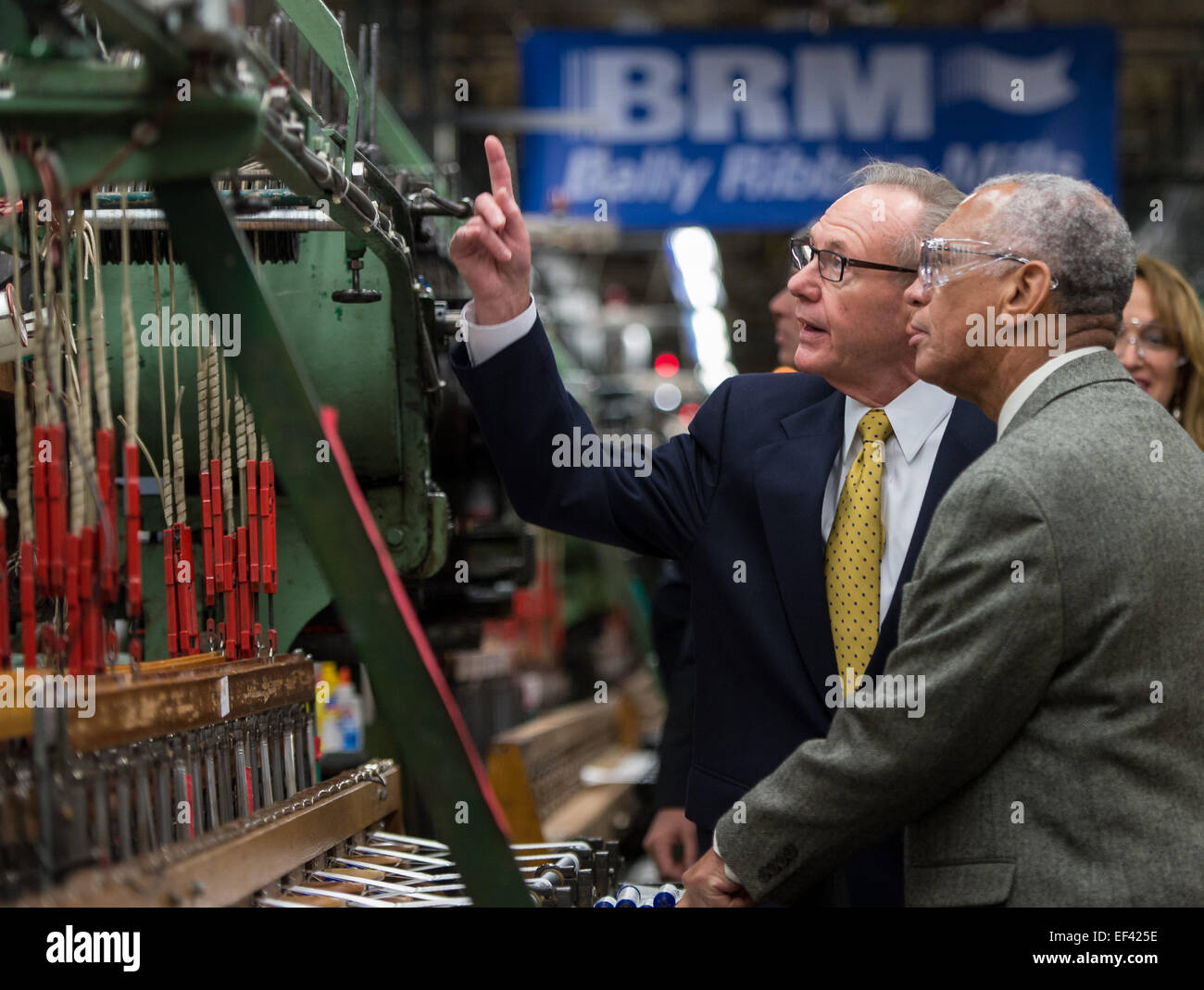 L'amministratore della NASA Charles Bolden visita Bally Ribbon Mills in Pennsylvania, dove vengono prodotti sistemi avanzati di protezione termica 3D per la navicella spaziale Orion della NASA. I materiali compositi tessuti sviluppati aiuteranno a proteggere gli astronauti in missione su Marte. Foto Stock