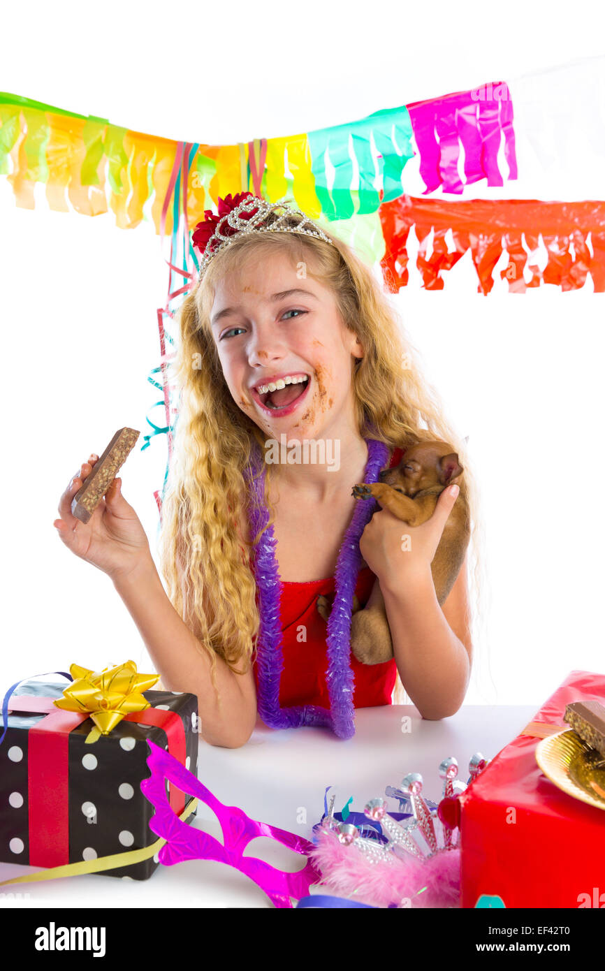 Happy party con cucciolo presente mangiare il cioccolato in compleanno Bocca sporca Foto Stock