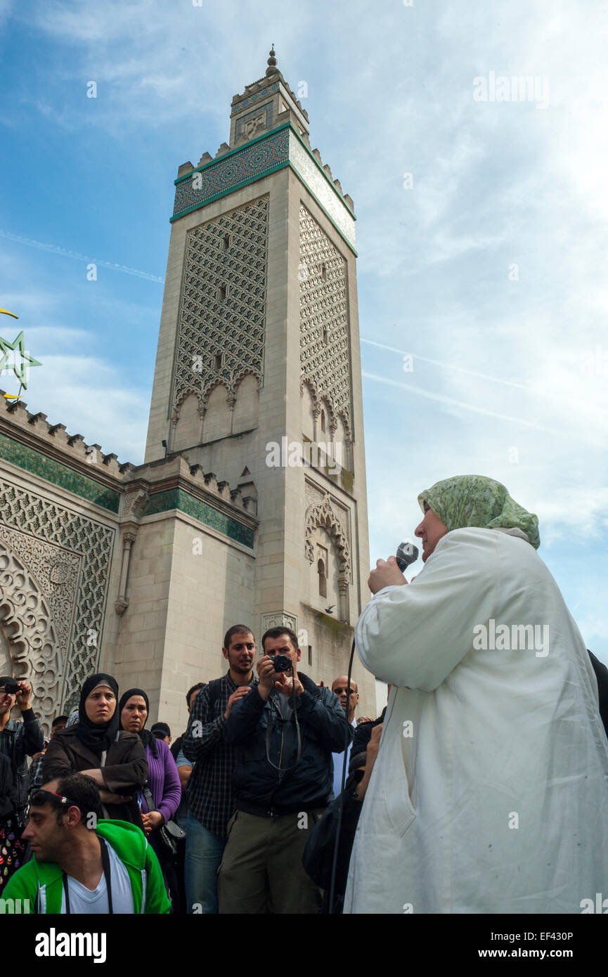 Parigi, Francia, musulmani arabi francesi che manifestano contro la discriminazione, islamofobia, razzismo, donne velate in abito tradizionale, parlando alla folla, alla grande moschea di parigi, religione, donna in hajib Foto Stock