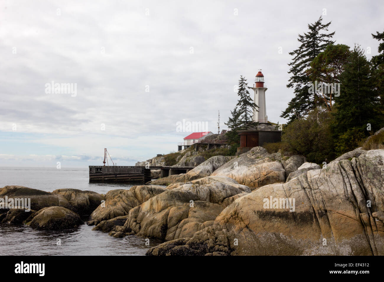 Faro storico sulla costa rocciosa del Parco del faro di West Vancouver, BC. In Canada. Foto Stock