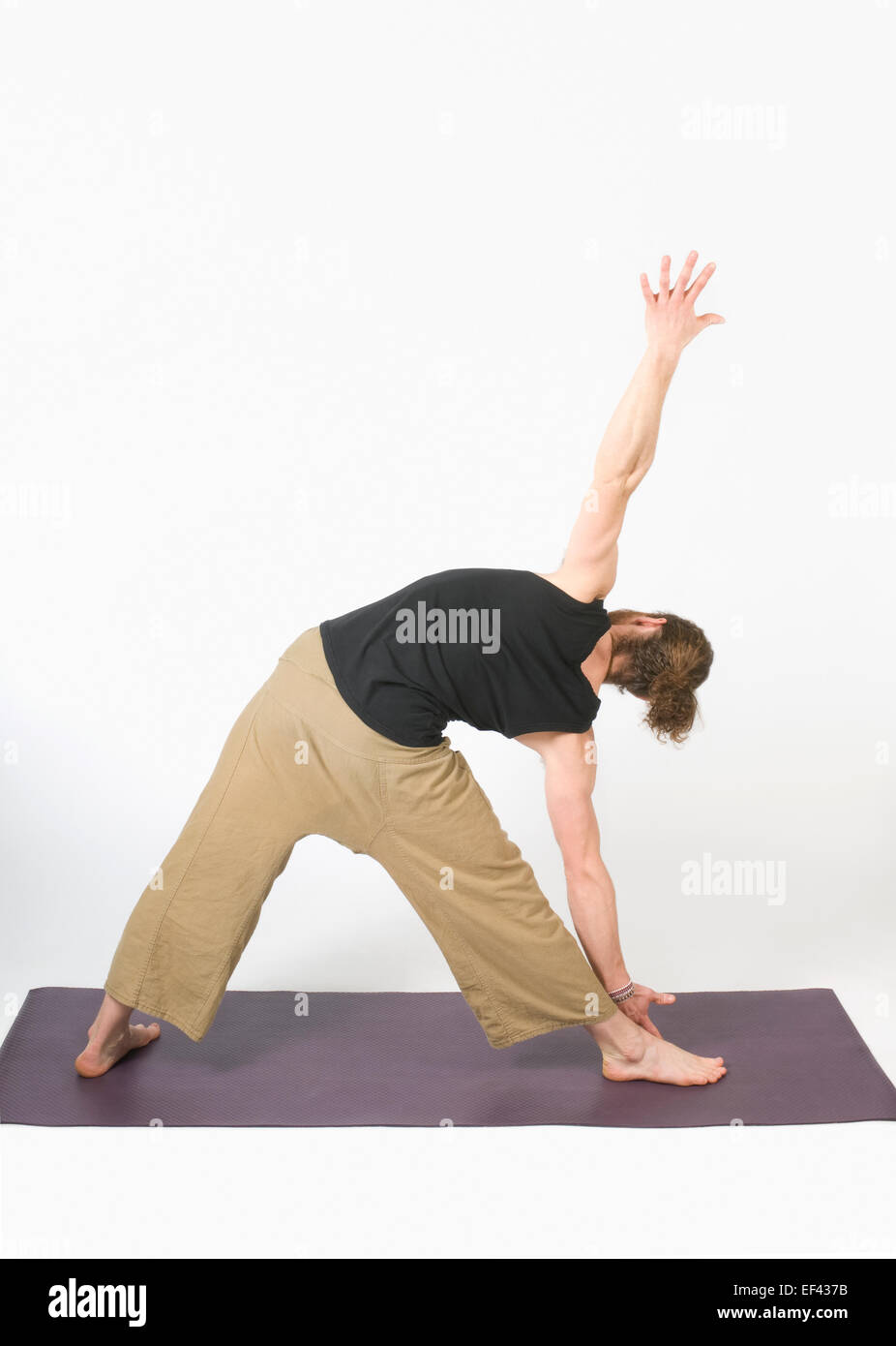 Uomo che fa yoga Foto Stock