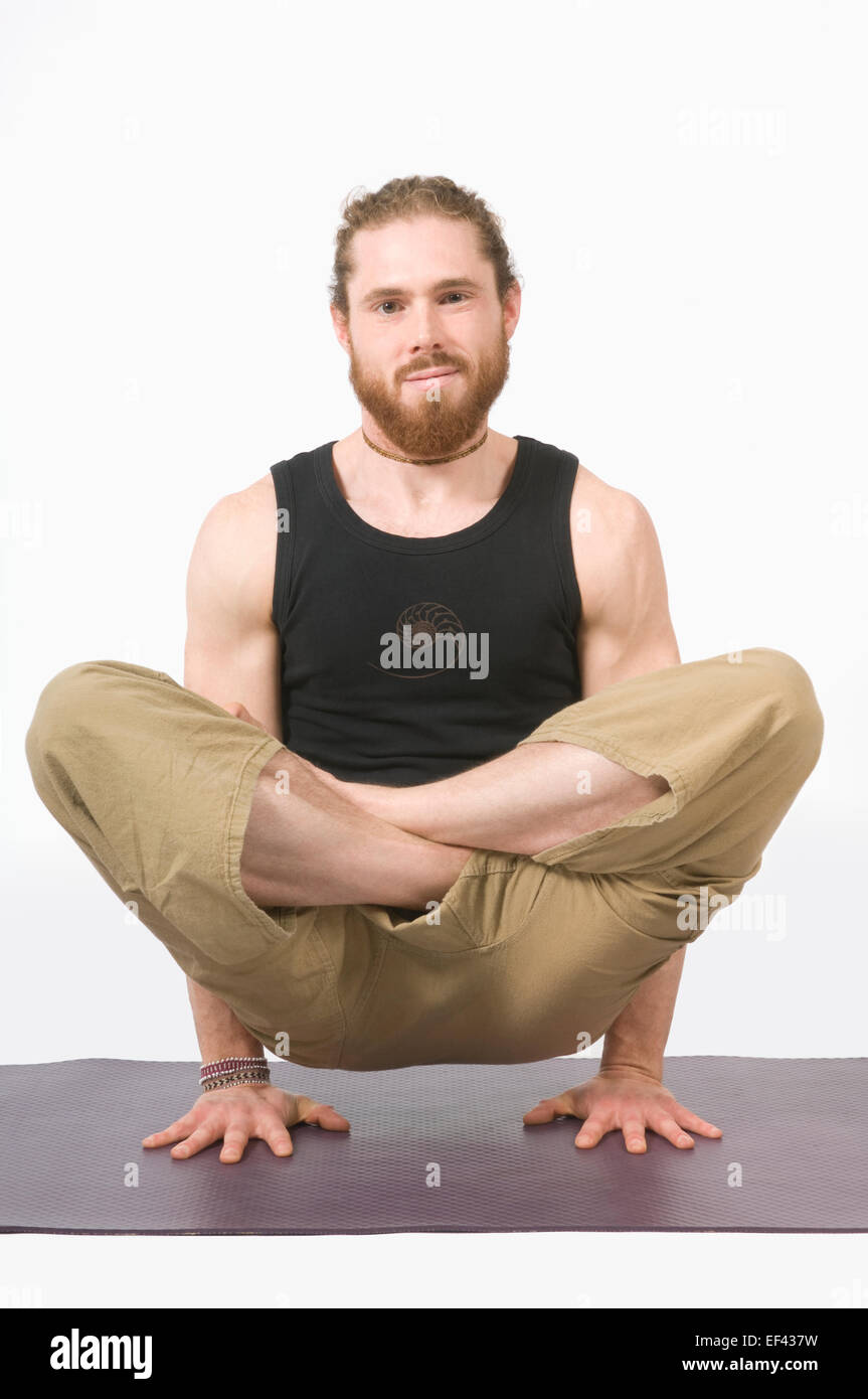 Uomo che fa yoga Foto Stock