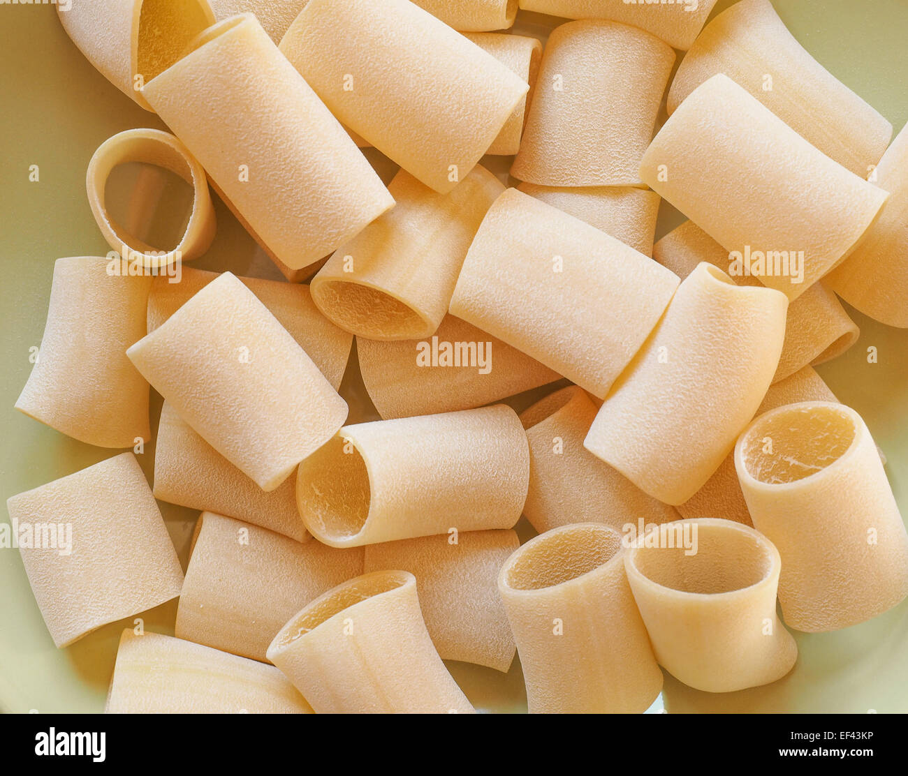 Paccheri italiana di pasta a forma di grandi tubi da Campania e Calabria Foto Stock