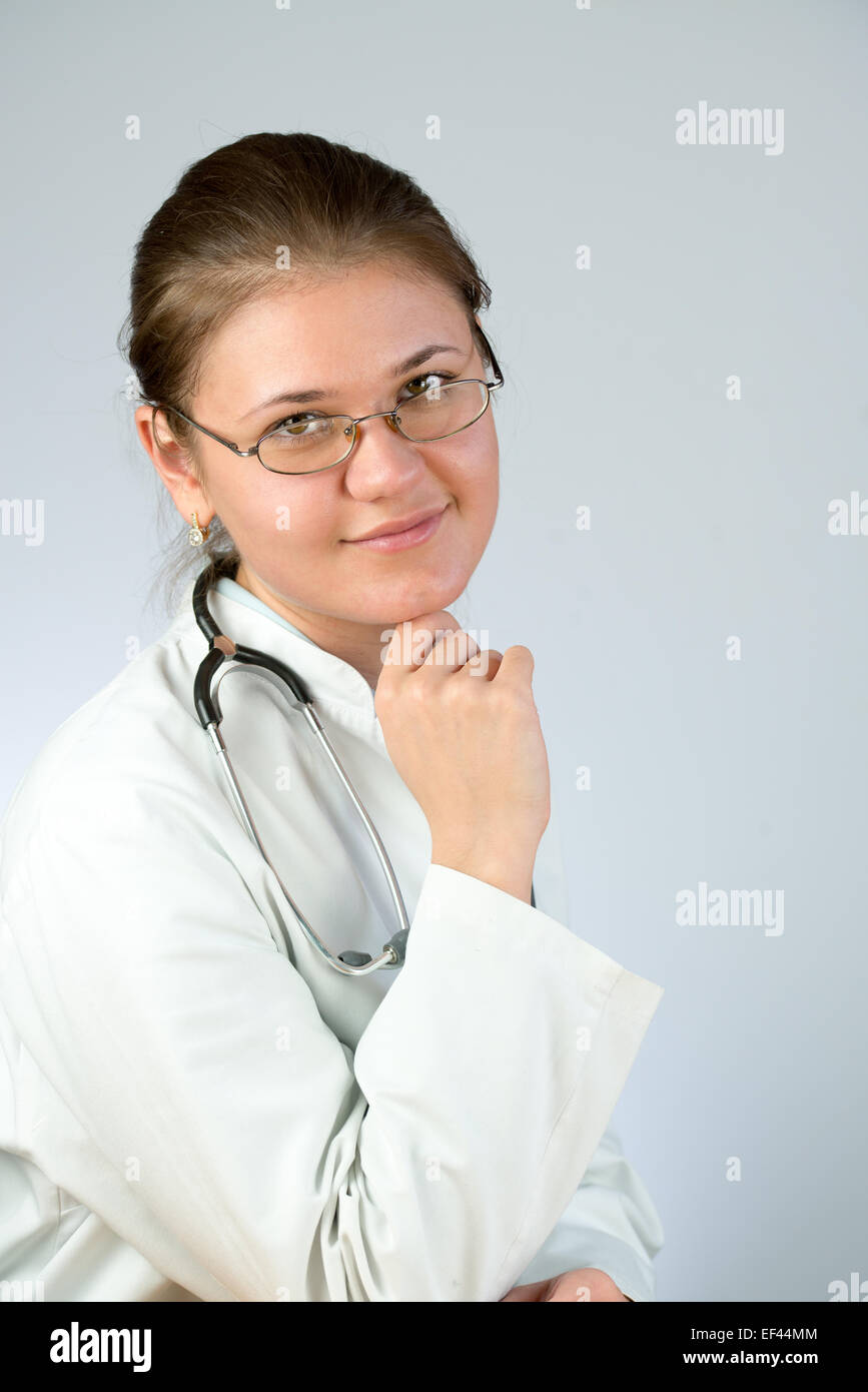 Ritratto di un medico donna che indossa gli occhiali e uno stetoscopio Foto Stock