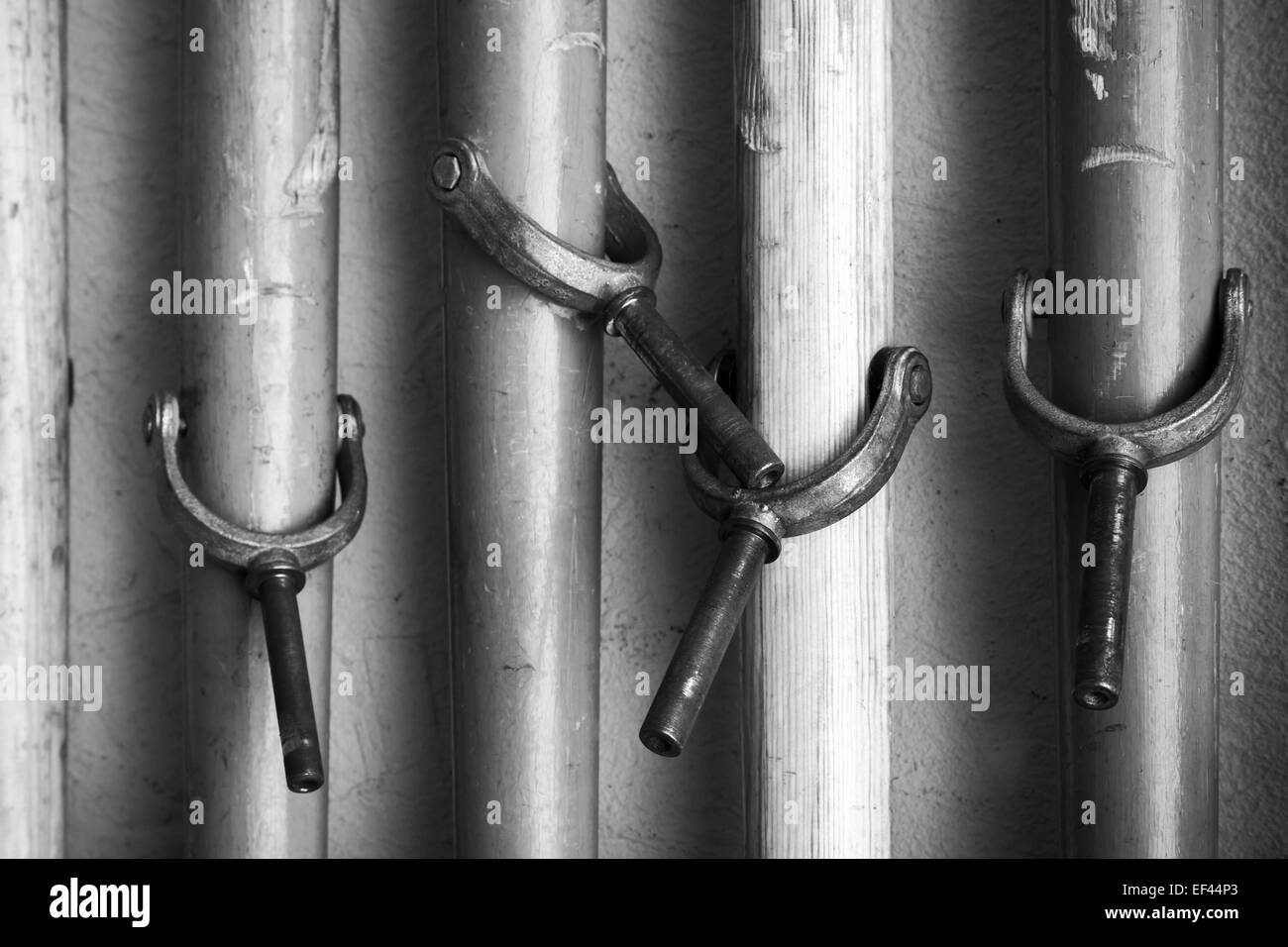 Gruppo di pale con forcole. Bianco e nero stilizzato vintage foto Foto Stock