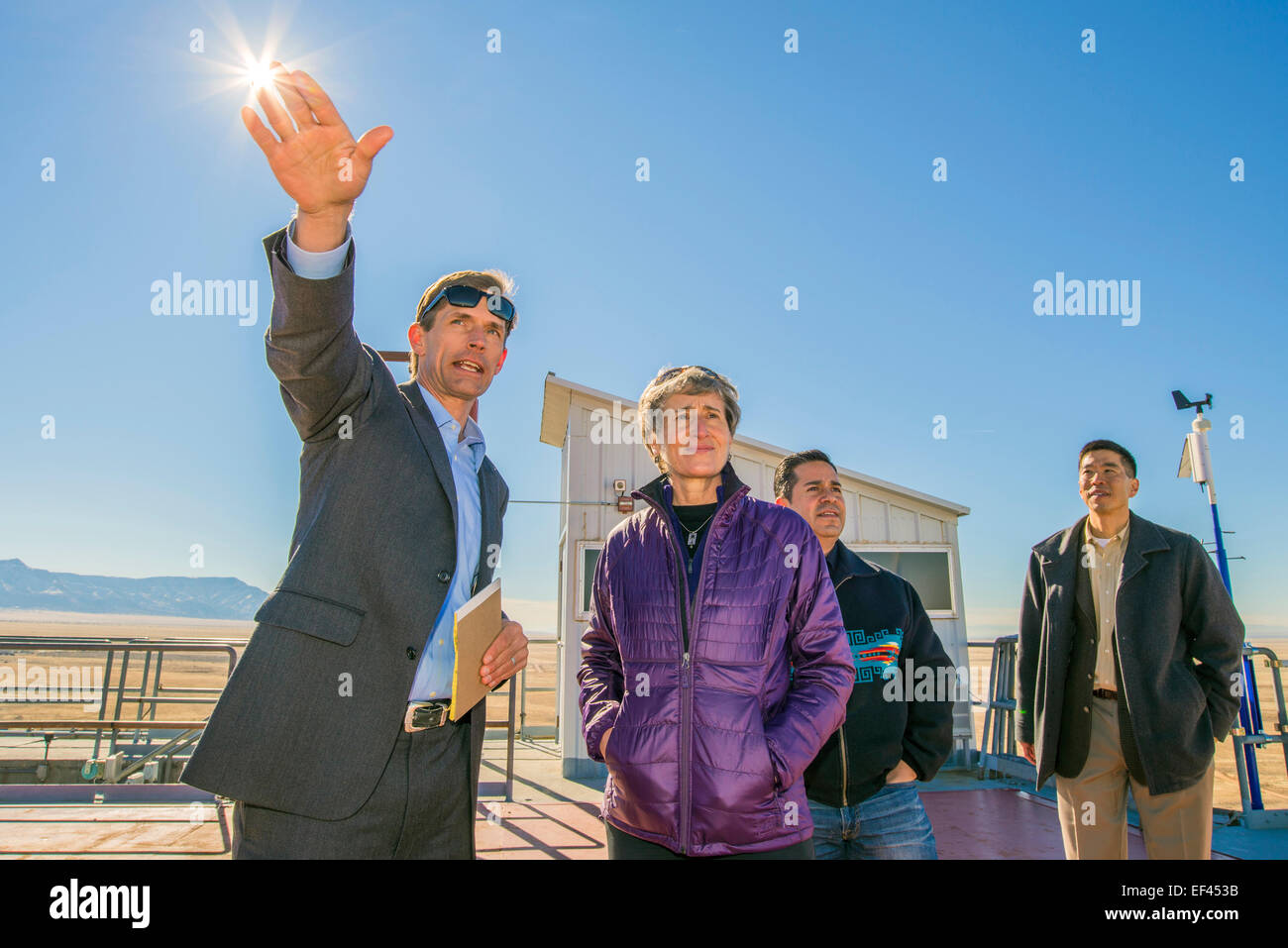 Noi Segretario interno Sally Jewell uniti Senator Martin Heinrich, dal congressista Ben Ray Luján e Bureau of Land Management funzionari durante un tour di Sandia National solare termico impianto di prova per visualizzare la torre solare facility Gennaio 24, 2015 in Albuquerque, Nuovo Messico. Jewell ha annunciato l'approvazione del sud-ovest SunZia Progetto di trasmissione, un grande progetto di infrastruttura per il west americano durante la sua visita. Foto Stock