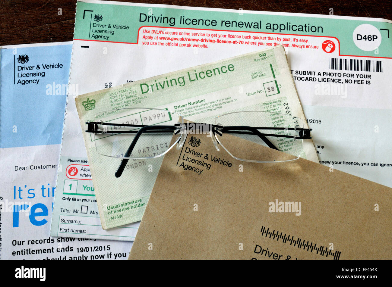 Rinnovare il vecchio stile carta di patente di guida a 70 Foto Stock