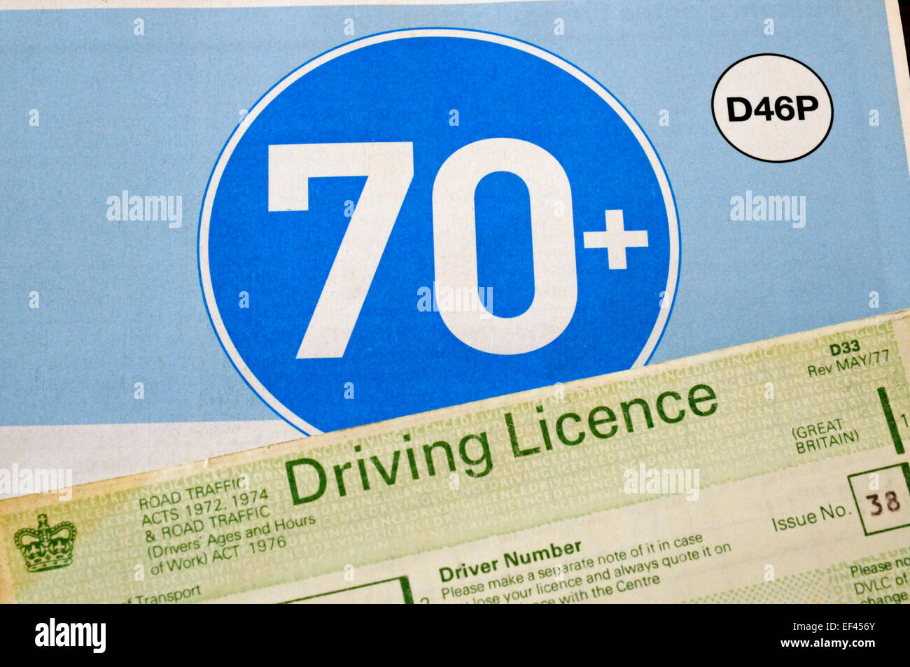 Il rinnovo della patente di guida a 70 forma con il vecchio stile licenza cartacea Foto Stock