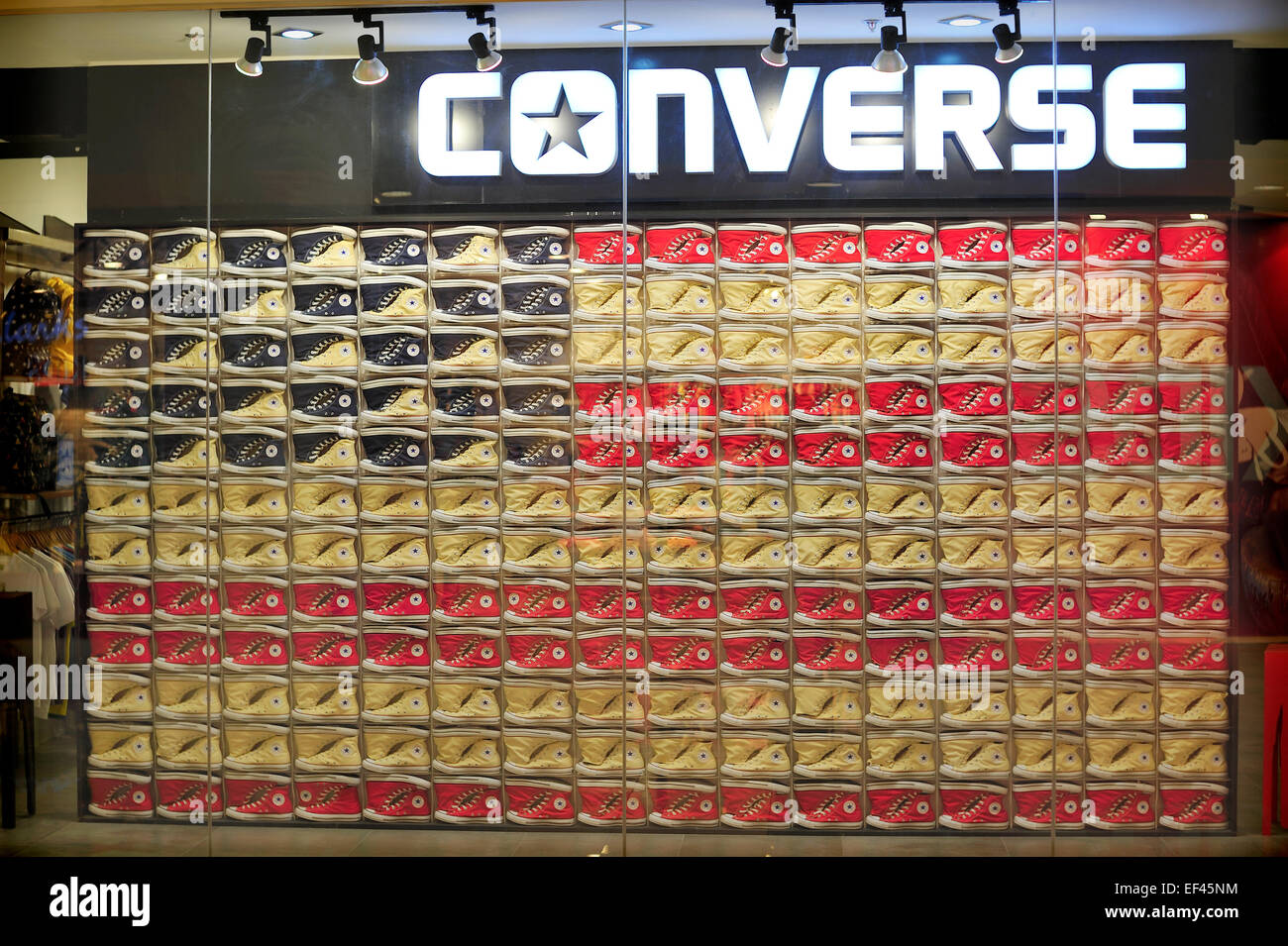 Visualizzazione delle converse calzature sportive Ayala Center Cebu Filippine Foto Stock