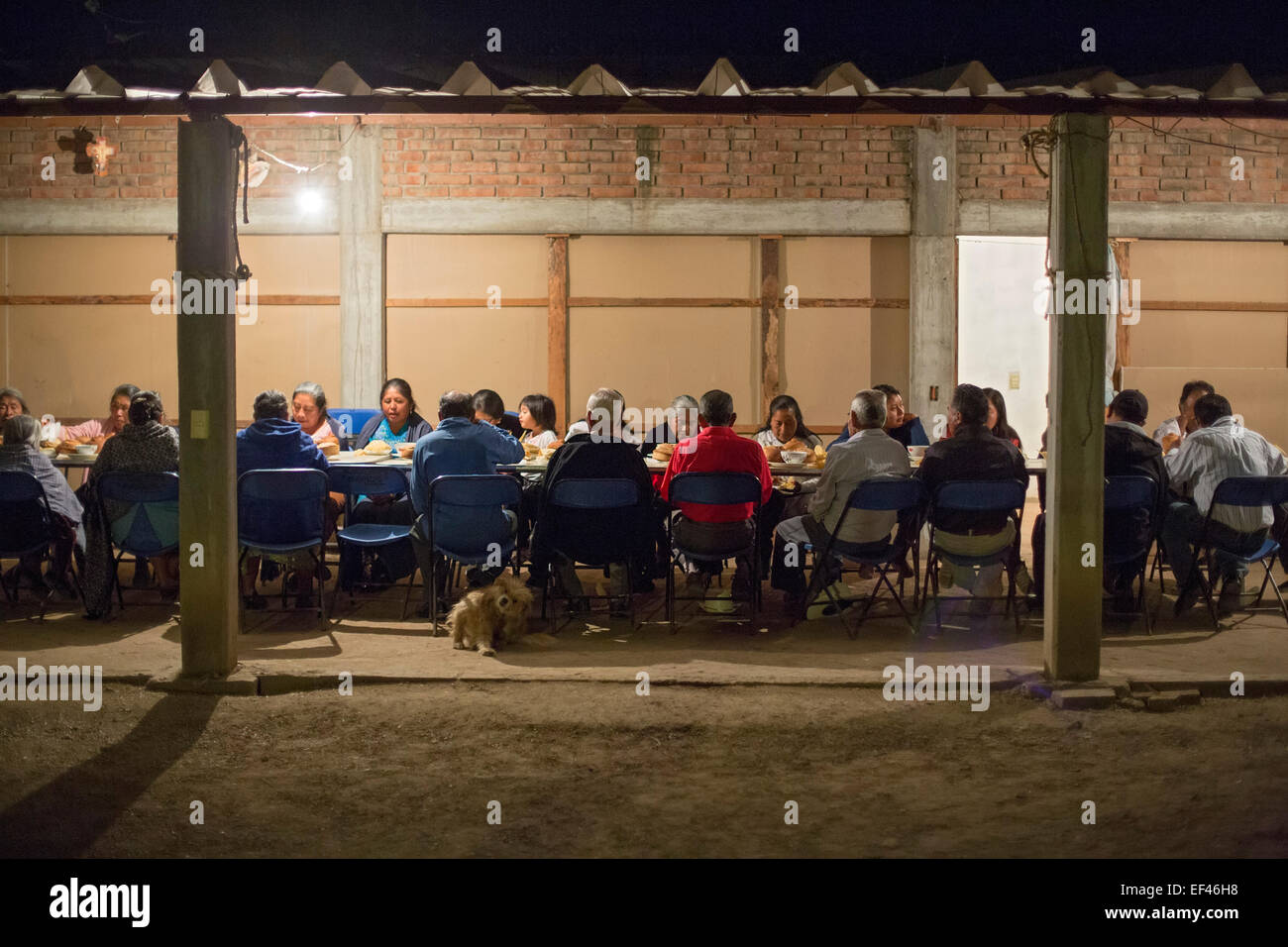 San Sebastian Abasolo, Oaxaca, Messico - i residenti di San Sebastian Abasolo condividere un pasto durante l. Foto Stock