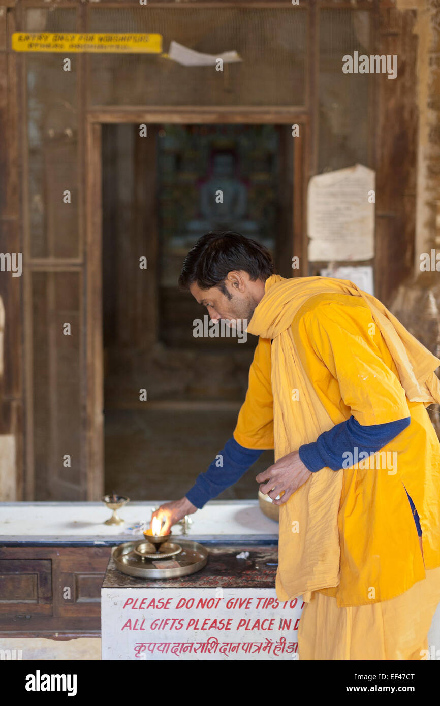 Jaisalmer, Rajasthan, India. Sacerdote al tempio Jain Foto Stock