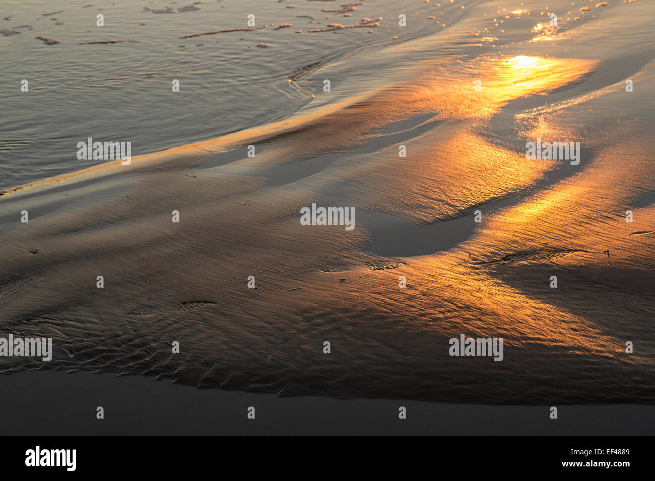 La riflessione del tramonto sulla sabbia, Southerndown, Wales, Regno Unito Foto Stock