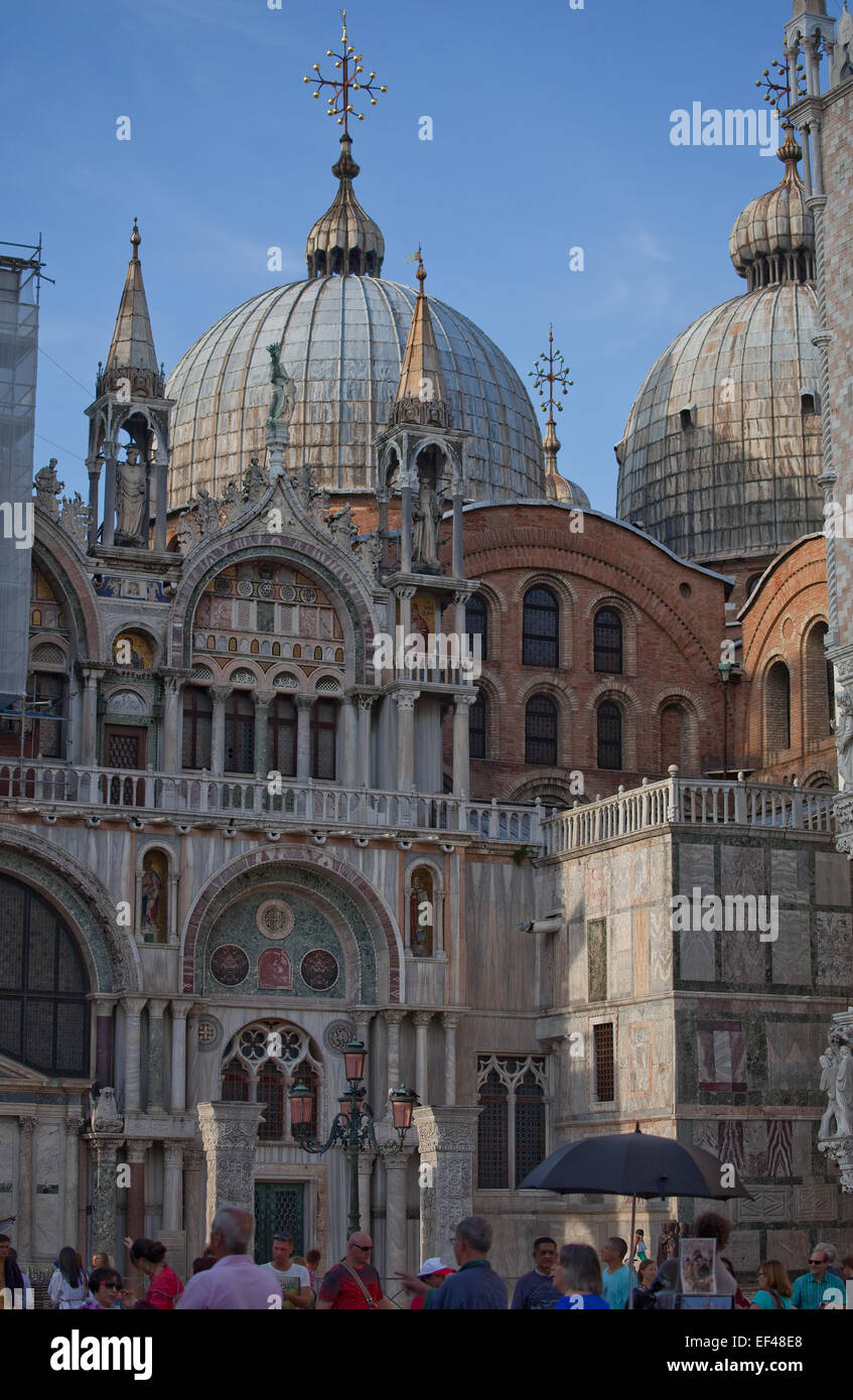 Piazza San Marco a Venezia e le cupole di San Marco, Cattedrale un punto turistico caldo. Foto Stock