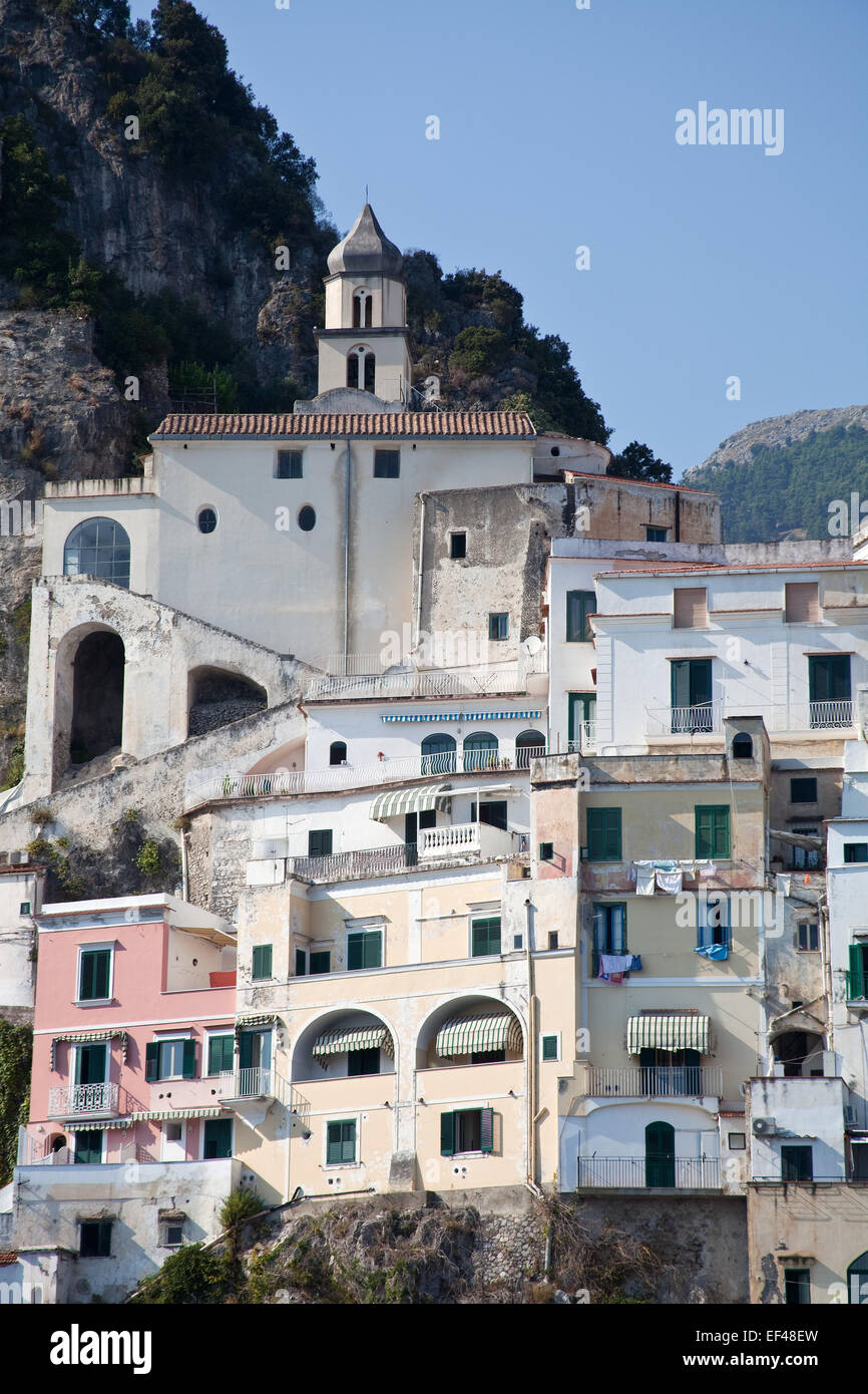 Amalfi Coast Città e villaggi,sembrano crollare la collina i lati verso il mare,su quella che è una delle più belle coste l Foto Stock