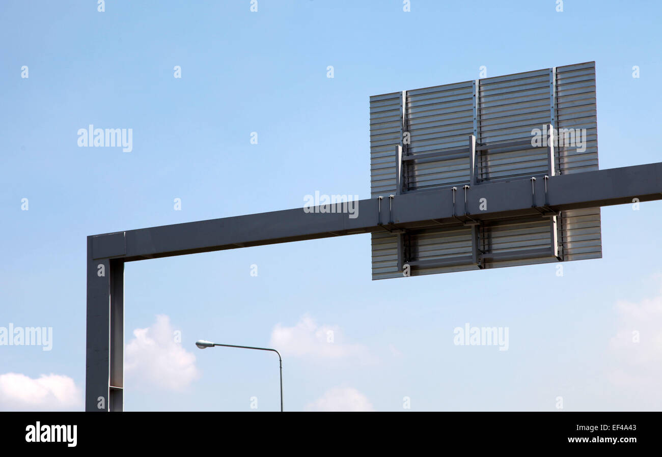 Retro di cartelli o indicazioni stradali su una autostrada o autostrada Foto Stock