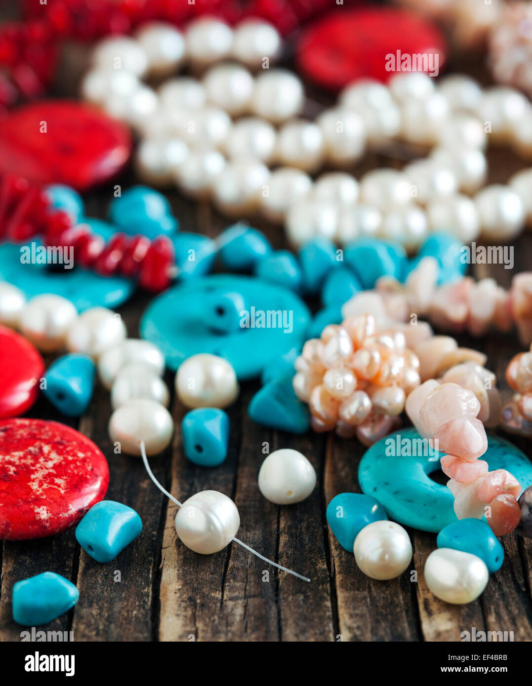 Diverse perle colorate. Cordone rendendo gli accessori Foto Stock