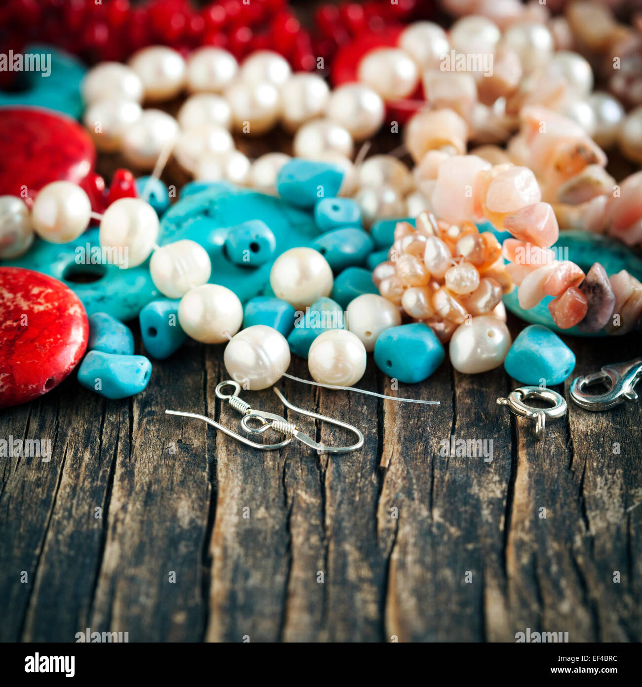 Diverse perle colorate. Cordone rendendo gli accessori Foto Stock