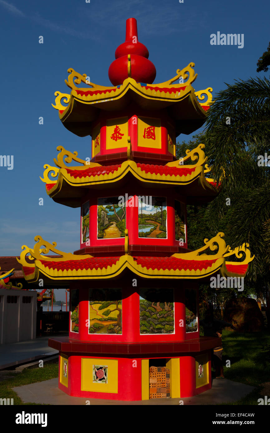 Una piccola pagoda a Polo Kemaro (isola di Kemaro) complesso tempiale a Palembang, Sumatra del Sud, Indonesia. Foto Stock