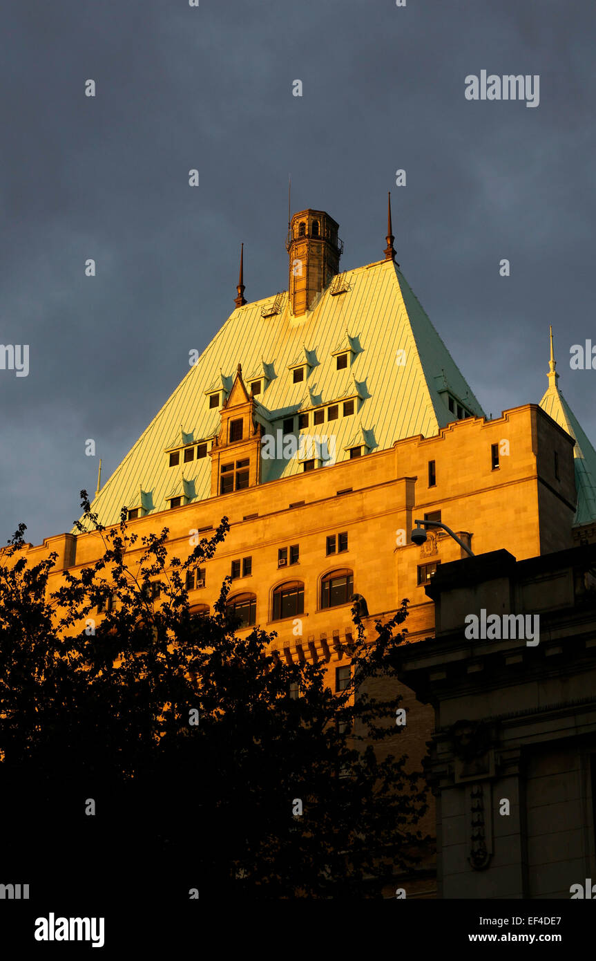 Ornati tetto in rame del Fairmont Hotel Vancouver al tramonto nel centro cittadino di Vancouver, British Columbia, Canada Foto Stock