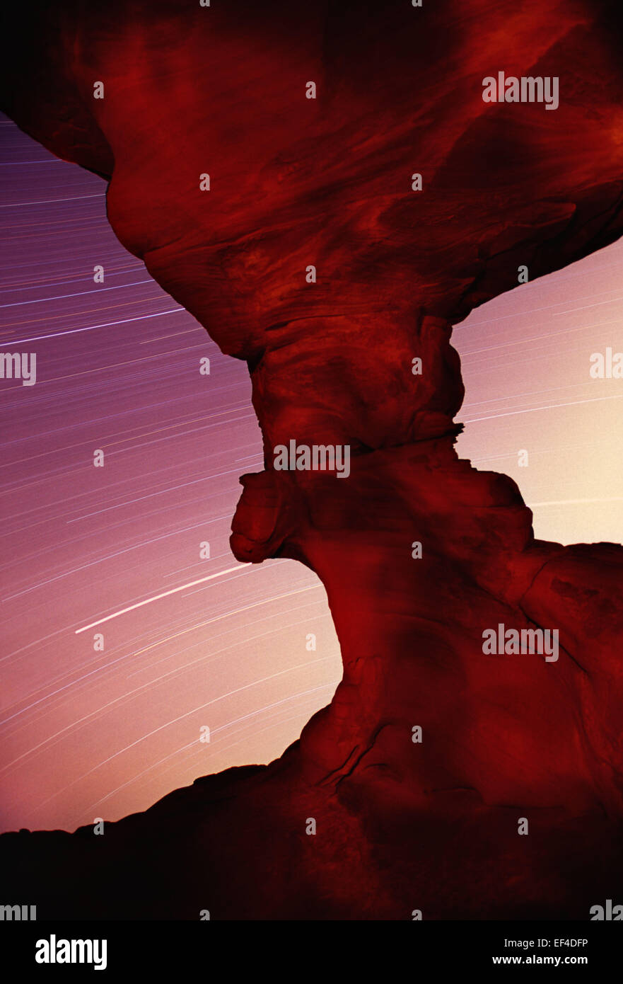 4 ore di notte esposizione di Arch Rock in il Parco della Valle di Fire State accenni alla presenza di una lontana Las Vegas 56 miglia di distanza. Foto Stock