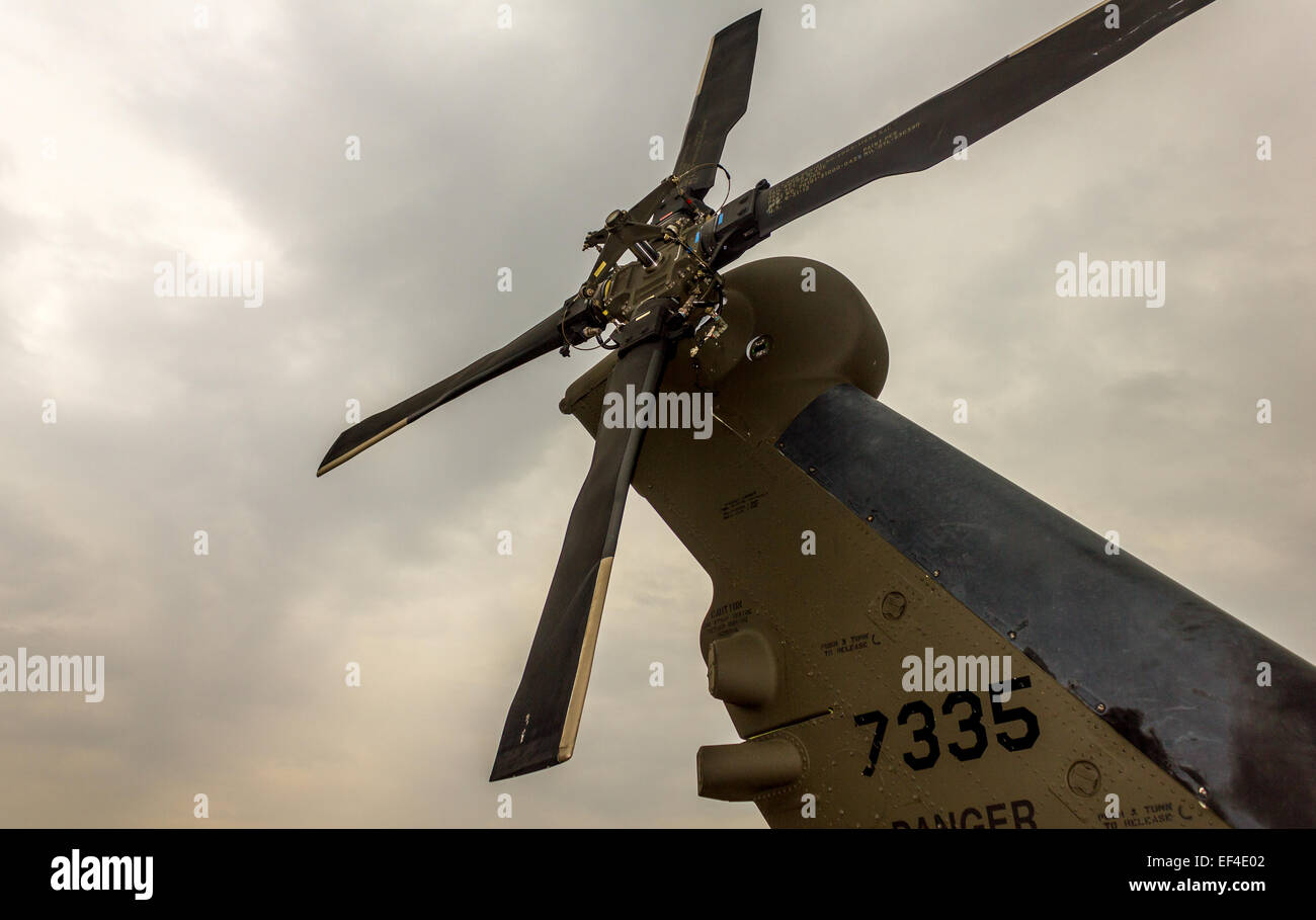 Vista della coda e rotori di elicotteri militari Foto Stock