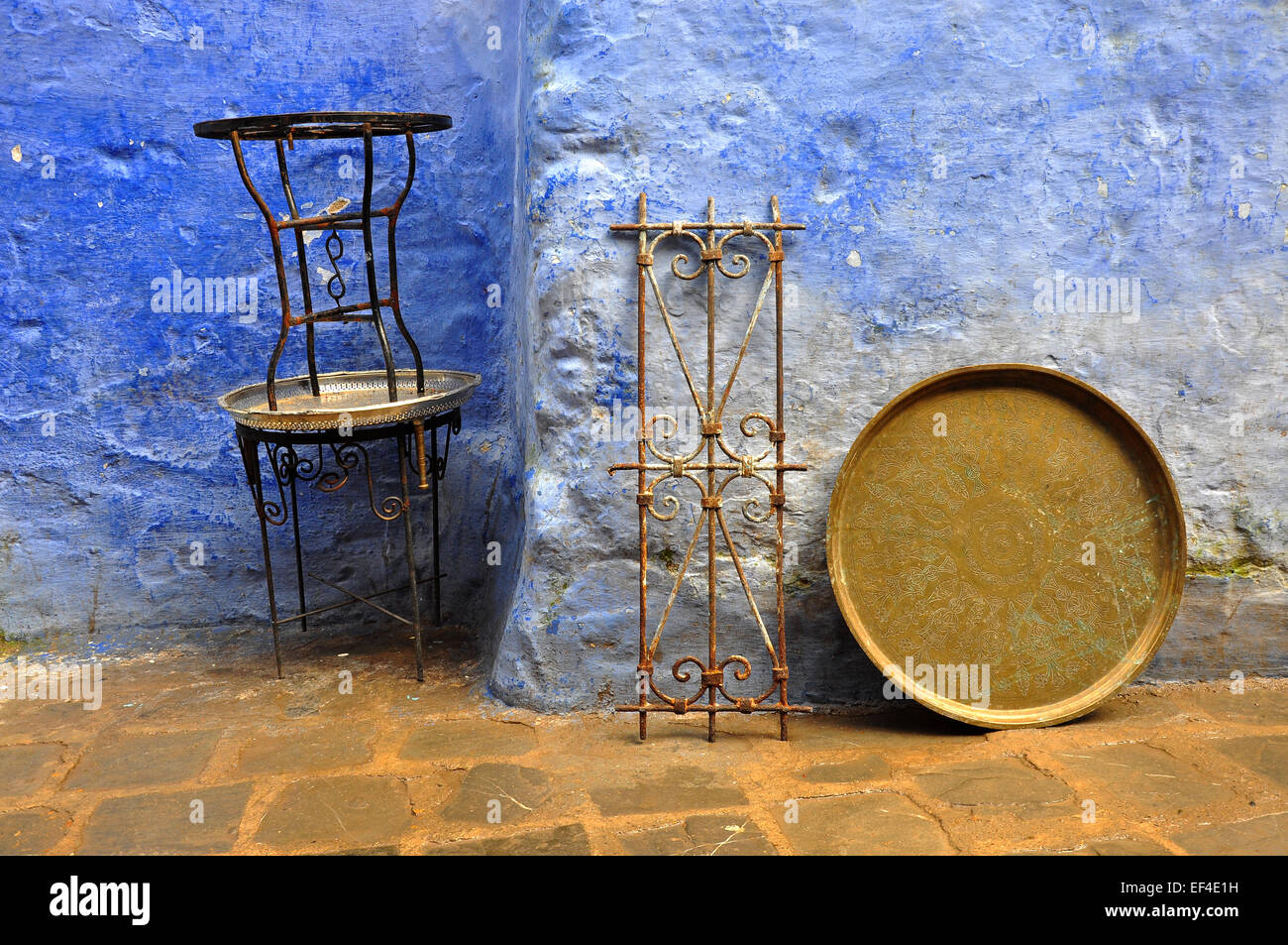Negozio di antiquariato a Chefchaouen blu lavato la vecchia medina per le strade delle città, Marocco Foto Stock
