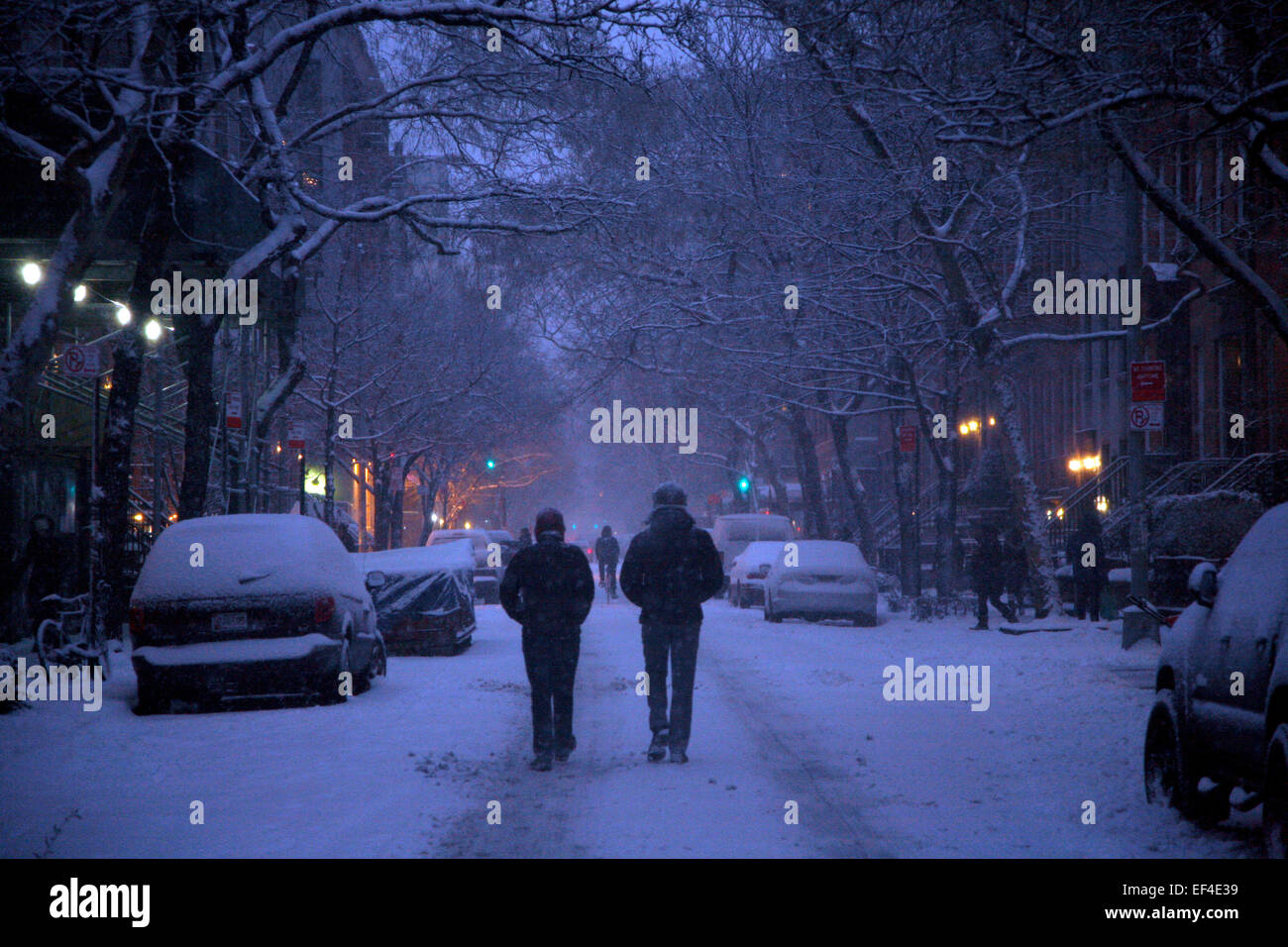 New York, Stati Uniti d'America. Il 26 gennaio, 2015. I pedoni a piedi lungo la West 20th street come la neve cade nella zona di Chelsea di Manhattan nel pomeriggio di gennaio 26th, 2015. New York e la maggior parte della costa est degli Stati Uniti si stanno preparando per ciò che può essere una storica blizzard con possibili accumuli di 2-3 piedi. Credito: Adam Stoltman/Alamy Live News Foto Stock