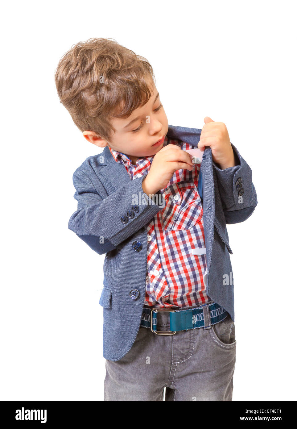 Little Boy mette il denaro in tasca su sfondo bianco Foto Stock
