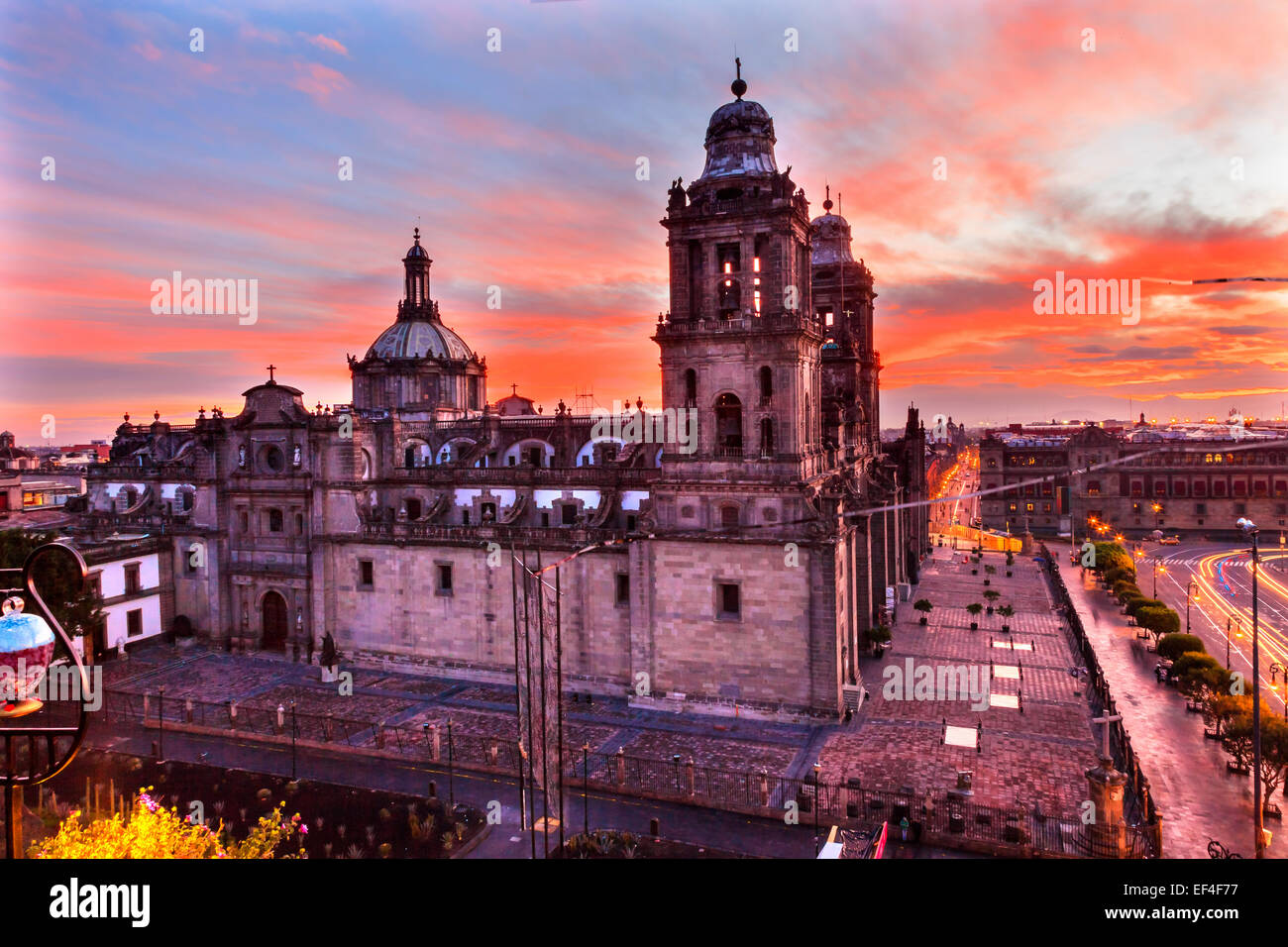 Cattedrale Metropolitana e il Palazzo del Presidente in Zocalo, centro di Città del Messico Messico Sunrise Foto Stock