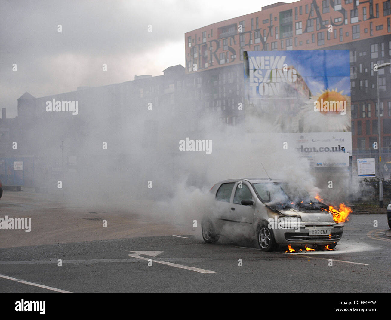 Incendio sulla vettura in Ancoats nuovo Islington, Manchester. Foto Stock