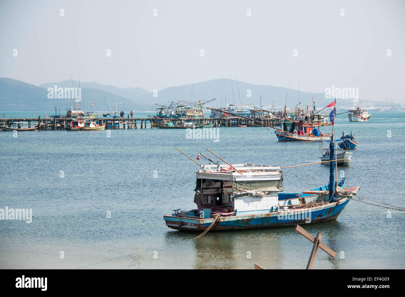 Barche in un porto di pesca in Thailandia Foto Stock